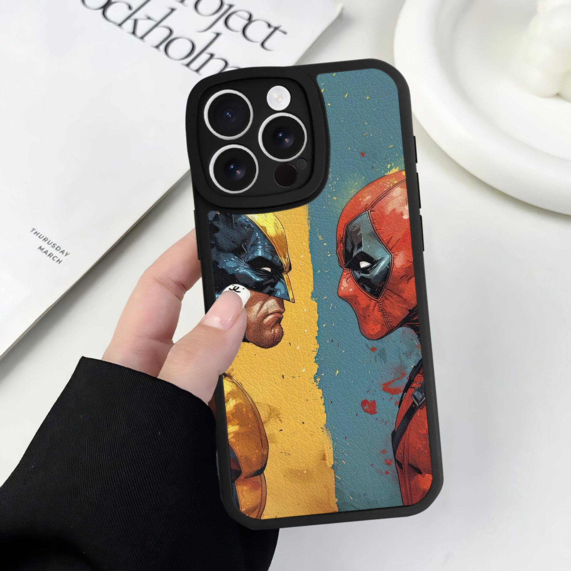 （画像用） Deadpool デッドプール 【iPhone 16シリーズ対応】シリコンスマホケース（レザー調） 材質：シリコン